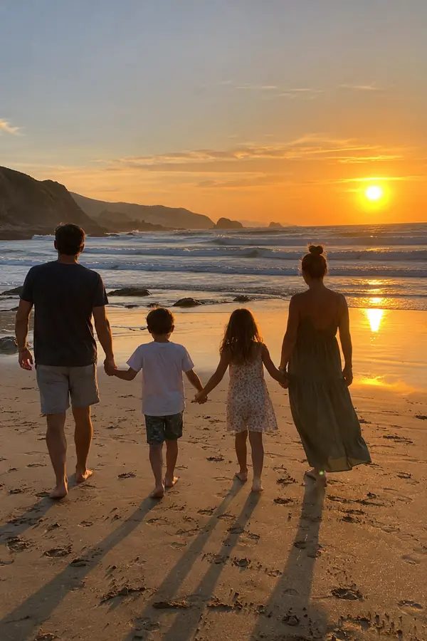 Exemple de photo : une famille de dos sur la plage, au coucher du soleil