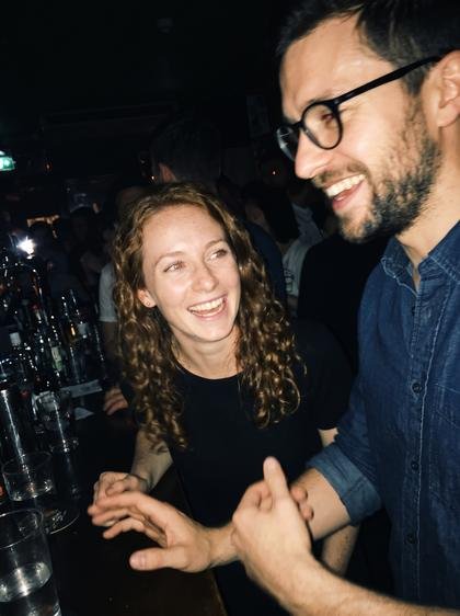 Exemple de photo : un couple en soirée, au flash
